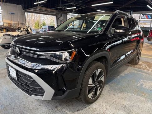 Used 2025 Volkswagen Taos SE image 1