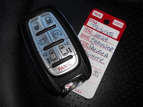 Certified 2024 Chrysler Pacifica Touring-L image 10