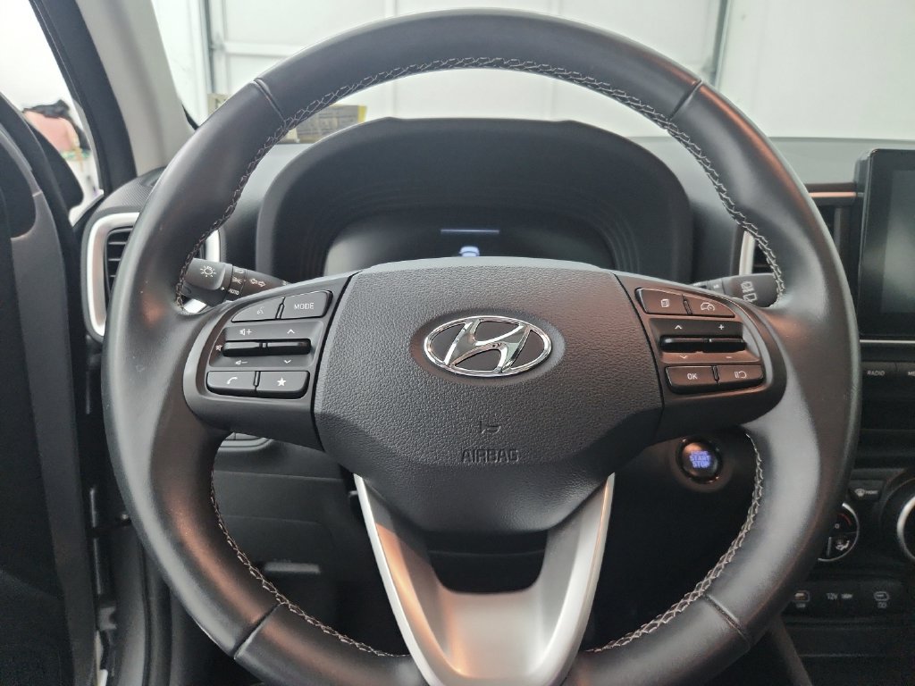 Used 2025 Hyundai Venue SEL FWD image 24