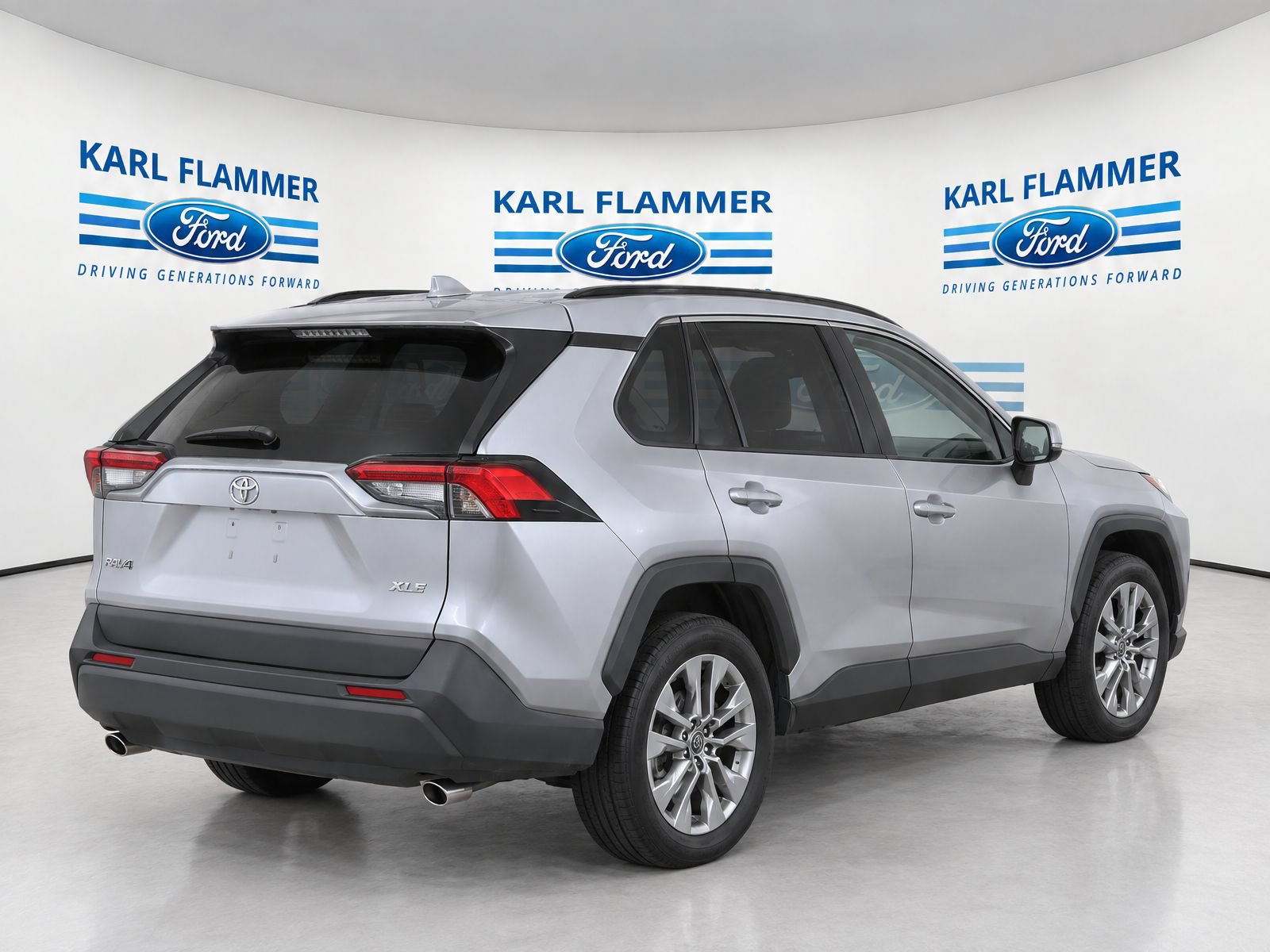 Used 2021 Toyota RAV4 XLE Premium FWD image 3