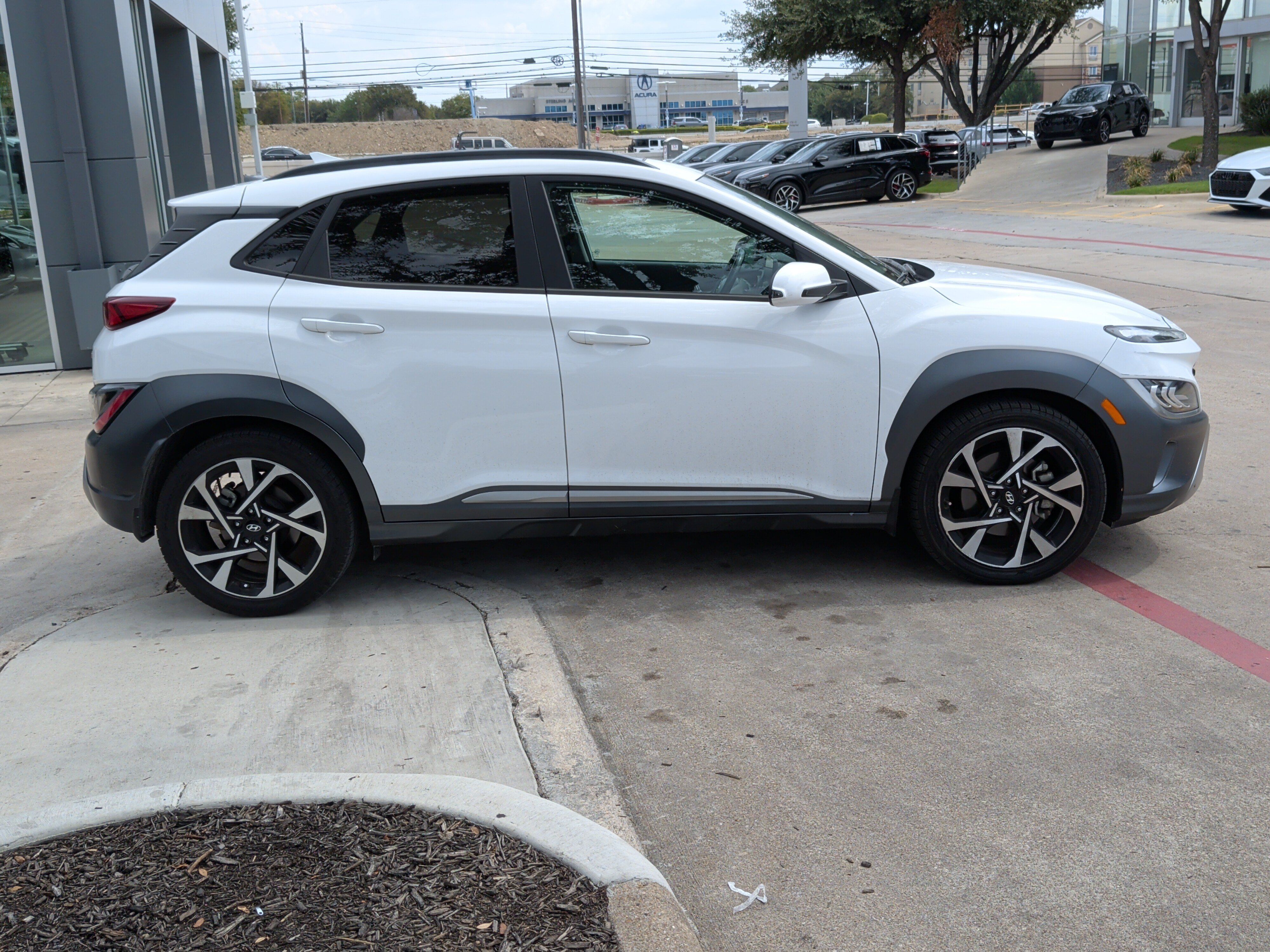 Used 2022 Hyundai Kona Limited FWD image 11