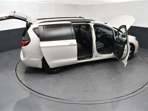 Used 2021 Chrysler Pacifica Touring-L w/ Premium & Safety Sphere Group image 30