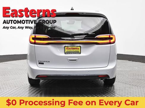Used 2024 Chrysler Pacifica Touring-L FWD image 6