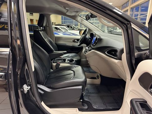 Used 2017 Chrysler Pacifica Touring-L w/ Tire & Wheel Group image 16