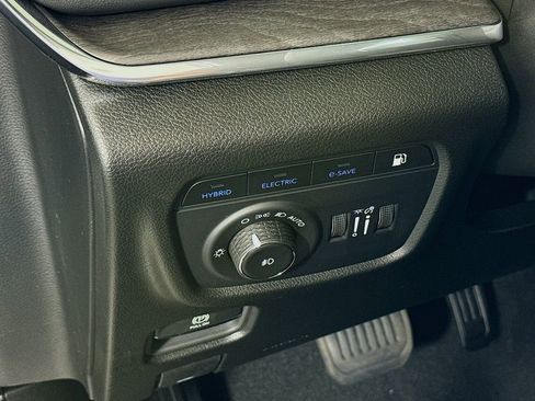 New 2024 Jeep Grand Cherokee Overland w/ Advanced Protech Group III AWD/4WD image 10