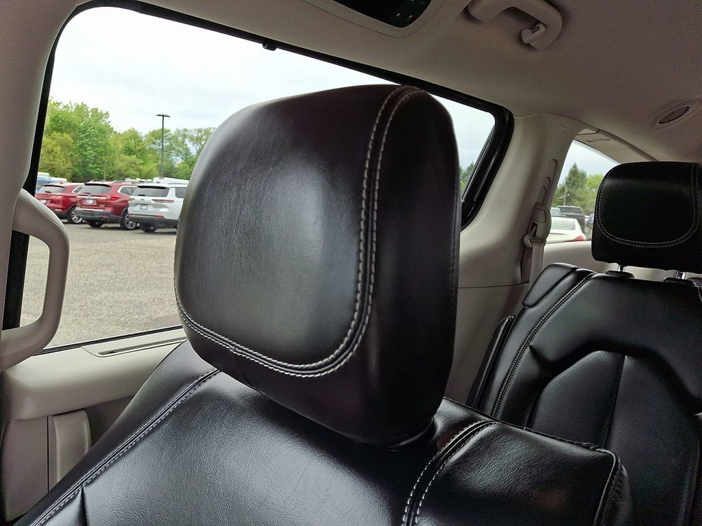 Used 2023 Chrysler Pacifica Touring-L FWD image 18
