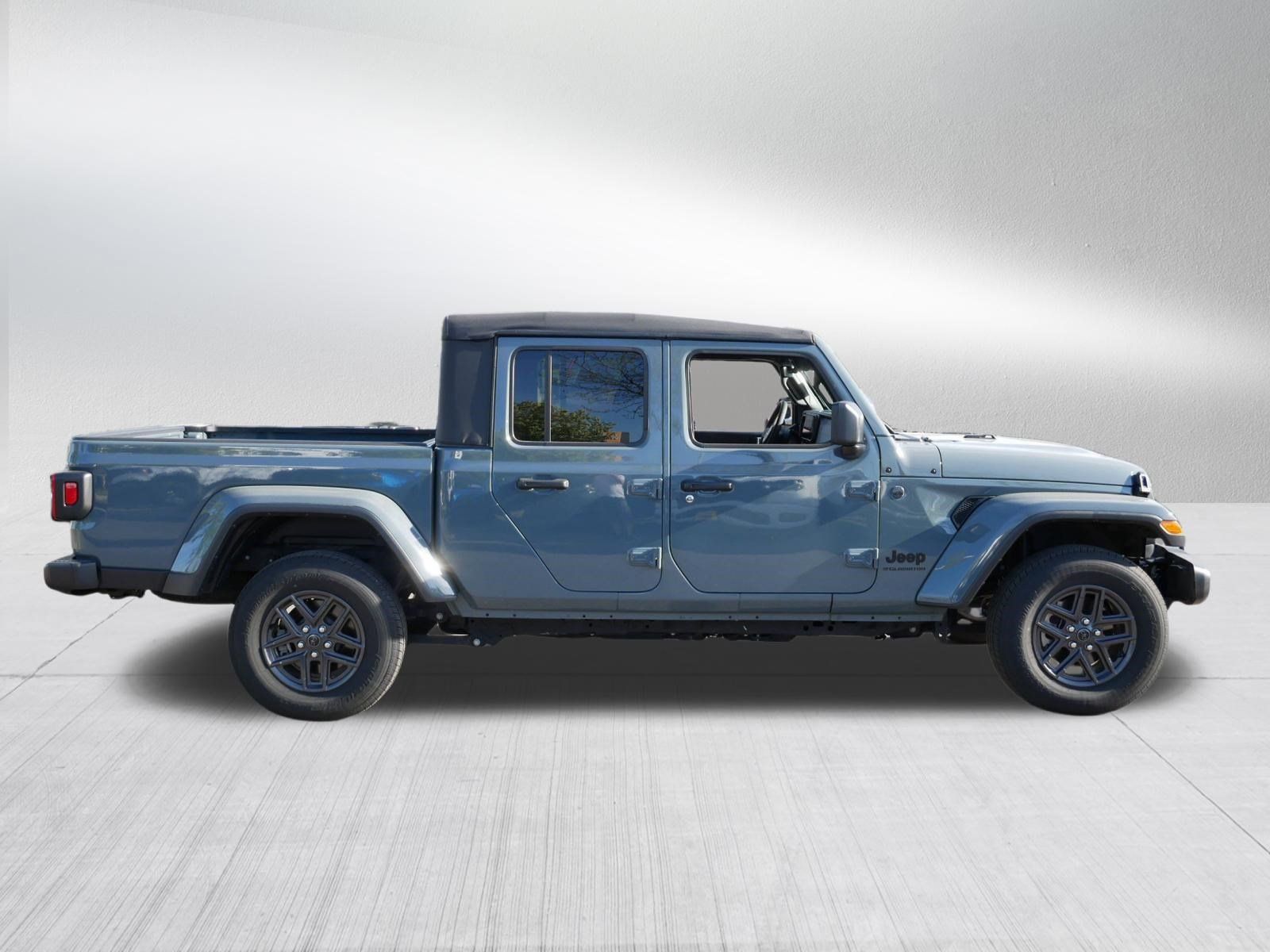 Used 2025 Jeep Gladiator Sport AWD/4WD image 8