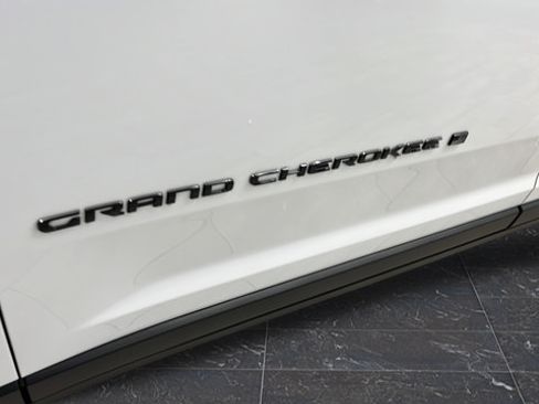 Used 2025 Jeep Grand Cherokee Altitude AWD/4WD image 37