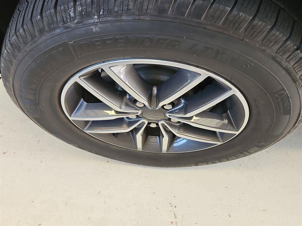 Used 2019 Jeep Grand Cherokee Overland AWD/4WD image 5