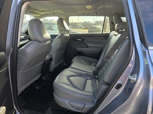 Used 2023 Toyota Highlander XLE image 30