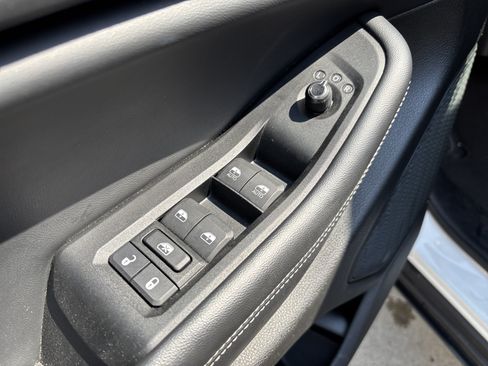 Used 2025 Jeep Grand Cherokee Altitude AWD/4WD image 12