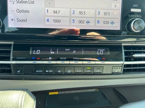 Used 2022 Toyota Sienna XLE w/ XLE Plus Package FWD image 22
