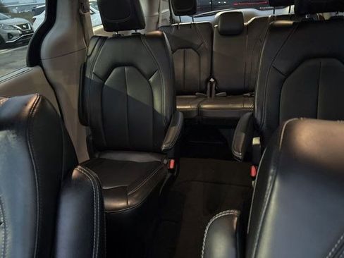 Used 2023 Chrysler Pacifica Touring-L image 28