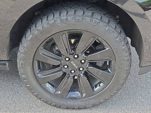Used 2024 Lincoln Navigator L Reserve AWD/4WD image 7