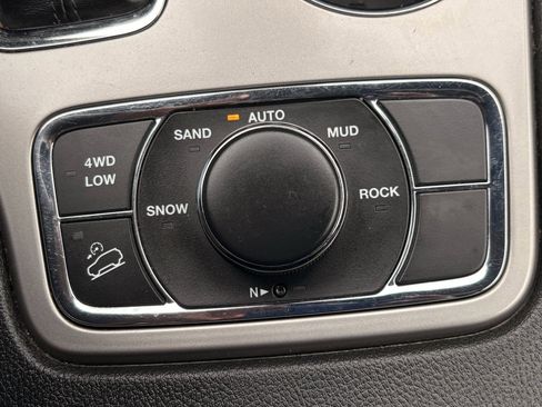 Used 2022 Jeep Grand Cherokee Altitude AWD/4WD image 27