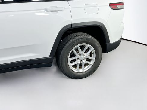 Used 2023 Jeep Grand Cherokee Laredo w/ Luxury Tech Group I AWD/4WD image 30