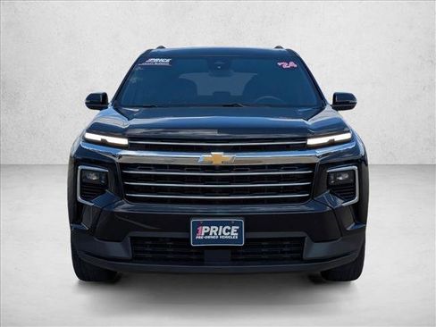 Used 2024 Chevrolet Traverse LT image 2