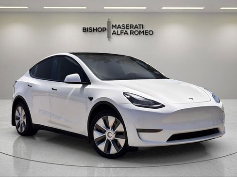 Used 2023 Tesla Model Y Long Range AWD/4WD image 1