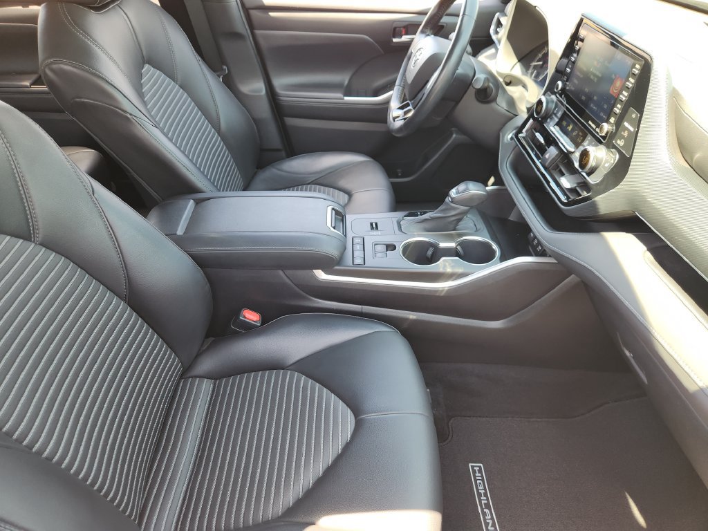 Used 2021 Toyota Highlander XSE FWD image 13