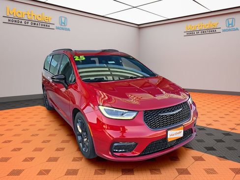 Used 2025 Chrysler Pacifica Limited FWD image 7