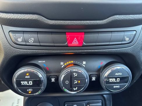 Used 2016 Jeep Renegade Limited AWD/4WD image 23