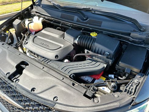 Used 2025 Chrysler Pacifica Limited FWD image 27