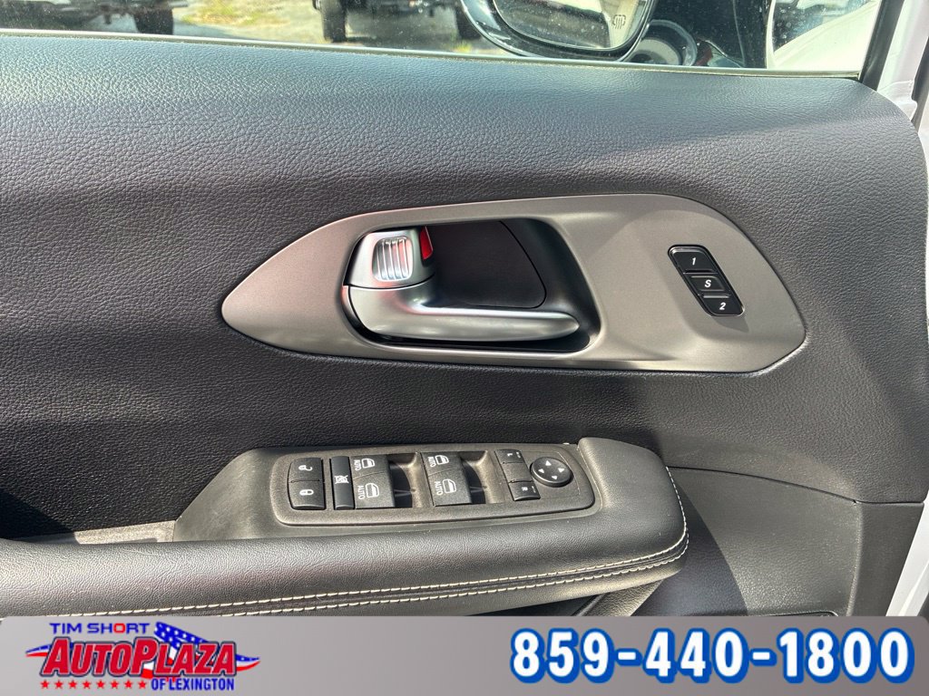 Used 2025 Chrysler Pacifica Select FWD image 25