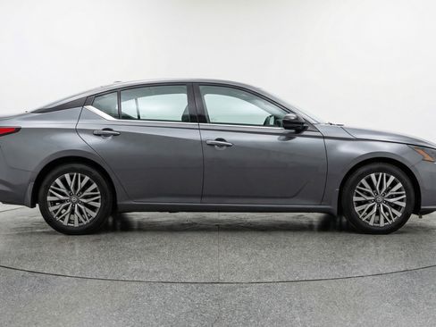 Used 2025 Nissan Altima 2.5 SV image 11