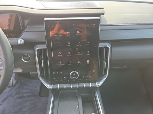 Used 2025 GMC Acadia Elevation image 15