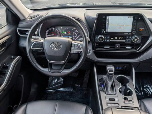 Used 2022 Toyota Highlander XLE image 18