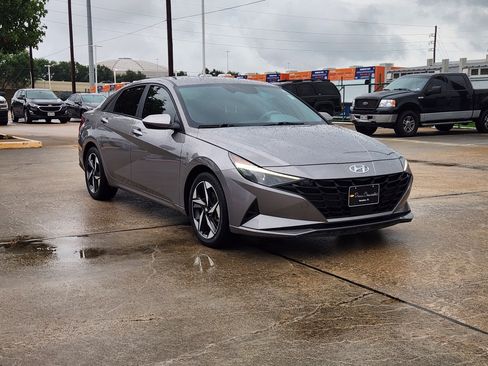 Used 2023 Hyundai Elantra SEL w/ Convenience Package FWD image 4