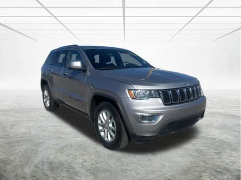 Used 2021 Jeep Grand Cherokee Laredo image 2