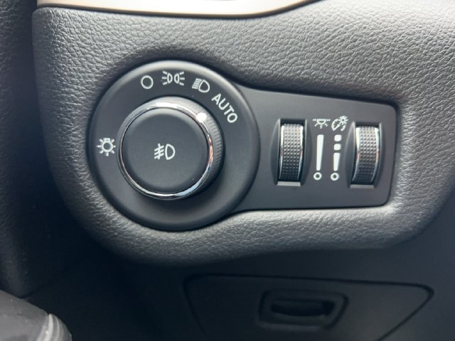 Used 2015 Jeep Cherokee Latitude w/ Cold Weather Group AWD/4WD image 5