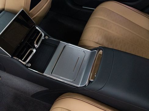 Used 2025 Bentley Flying Spur Plug-In Hybrid image 26