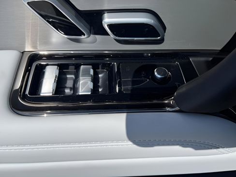 Used 2025 Land Rover Range Rover Sport image 24