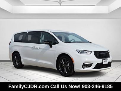 New 2026 Chrysler Pacifica Select