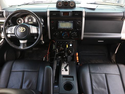 Used 2010 Toyota FJ Cruiser 4WD image 25