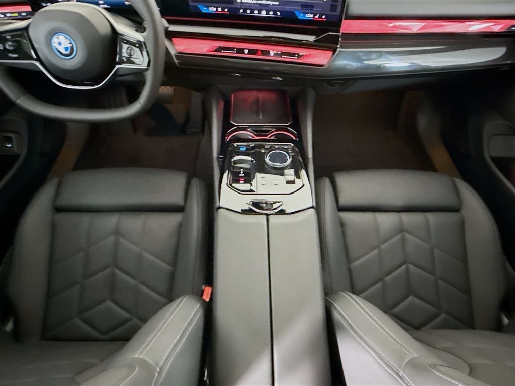 Used 2025 BMW i5 eDrive40i w/ Premium Package RWD image 16