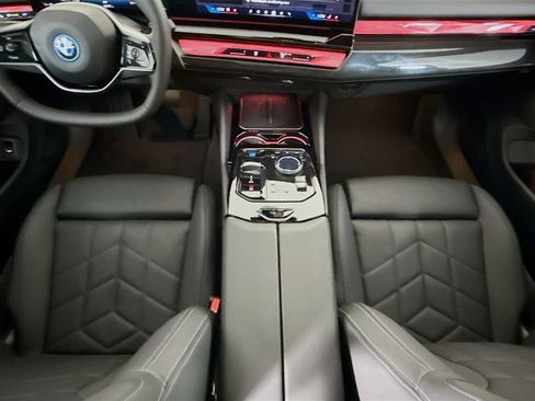 Used 2025 BMW i5 eDrive40i w/ Premium Package RWD image 16