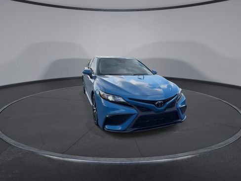 Used 2023 Toyota Camry SE FWD image 3
