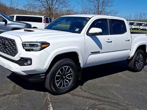 Used 2023 Toyota Tacoma TRD Sport w/ Technology Package image 4