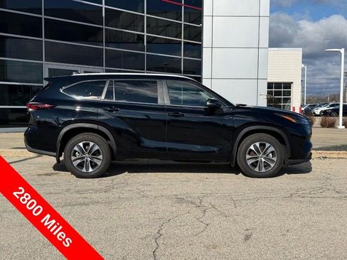 Used 2025 Toyota Highlander XLE image 2