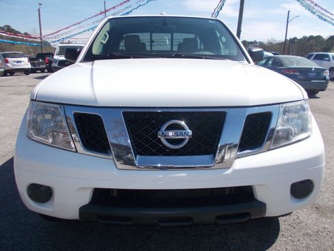 Used 2016 Nissan Frontier SV image 2
