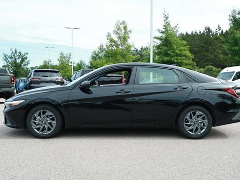 Used 2024 Hyundai Elantra SEL FWD image 5