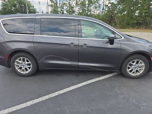 Used 2023 Chrysler Pacifica Touring-L FWD image 49