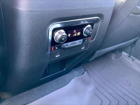 Used 2022 GMC Yukon SLT w/ SLT Premium Package image 33