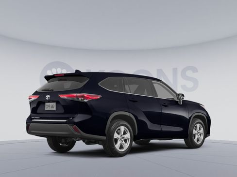 Used 2021 Toyota Highlander LE AWD/4WD image 4