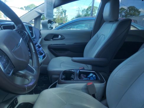 Used 2017 Chrysler Pacifica Touring-L Plus FWD image 9