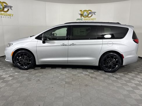 New 2026 Chrysler Pacifica Select w/ S Appearance Package image 4