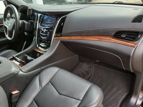 Used 2017 Cadillac Escalade Luxury RWD image 30